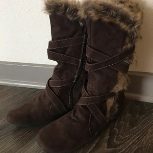 Size 8 fur lined brown boots